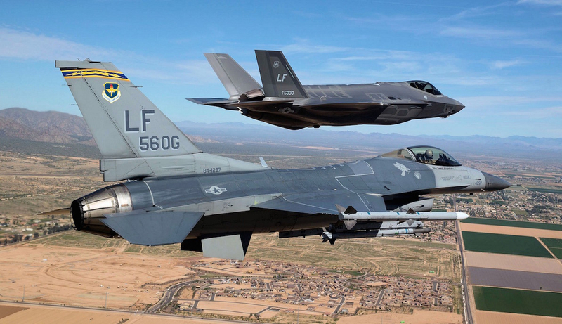 Illustration for article titled El casco del F-35 es tan grande que no permite a los pilotos maniobrar